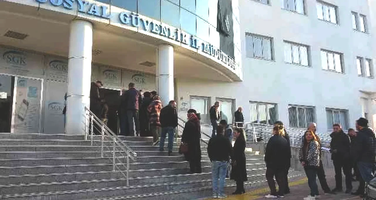 İşçi ve işverenler dikkat! SGK sicil numaraları için uyardı: Prim oranlarınızı ve emekliliğinizi etkileyebilir