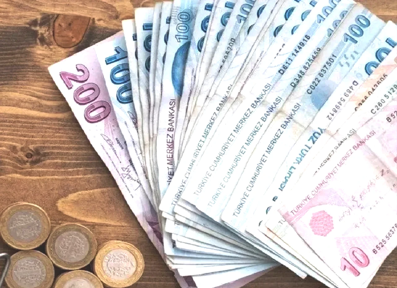 Emekliler, TBMM'den gelecek 1000 TL fark hakkında bilgi bekliyor! Ödemelerin tarihi belli oldu