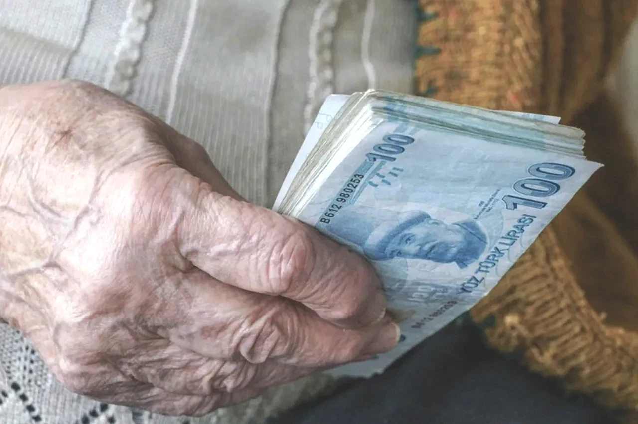 Emekliler, TBMM'den gelecek 1000 TL fark hakkında bilgi bekliyor! Ödemelerin tarihi belli oldu