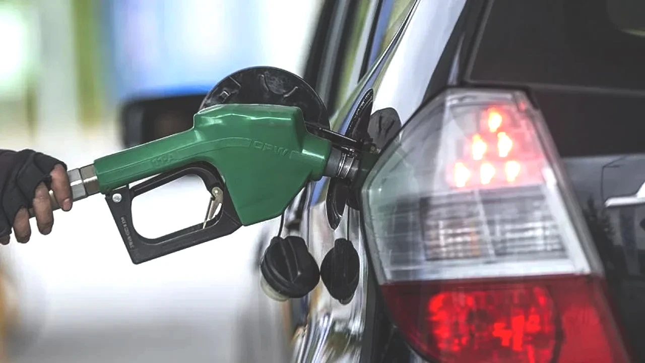 Motorin zammında sürpriz değişiklik! Akaryakıtta tabela değişiyor: Bu gece yarısından itibaren geçerli olacak